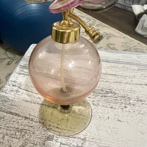 VINTAGE PINK GLASS PERFUME BOTTLE WITH FLORAL TOP - Picture 6 of 8